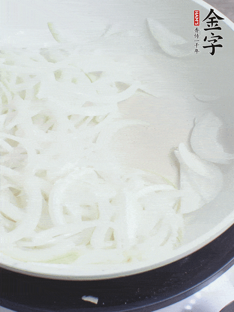 油热下洋葱丝、红椒炒出香味。