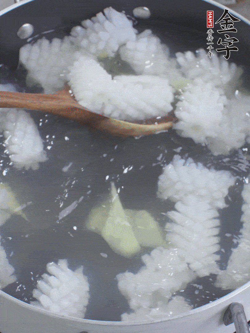 鱿鱼解冻后，加姜片、料酒汆烫30秒。