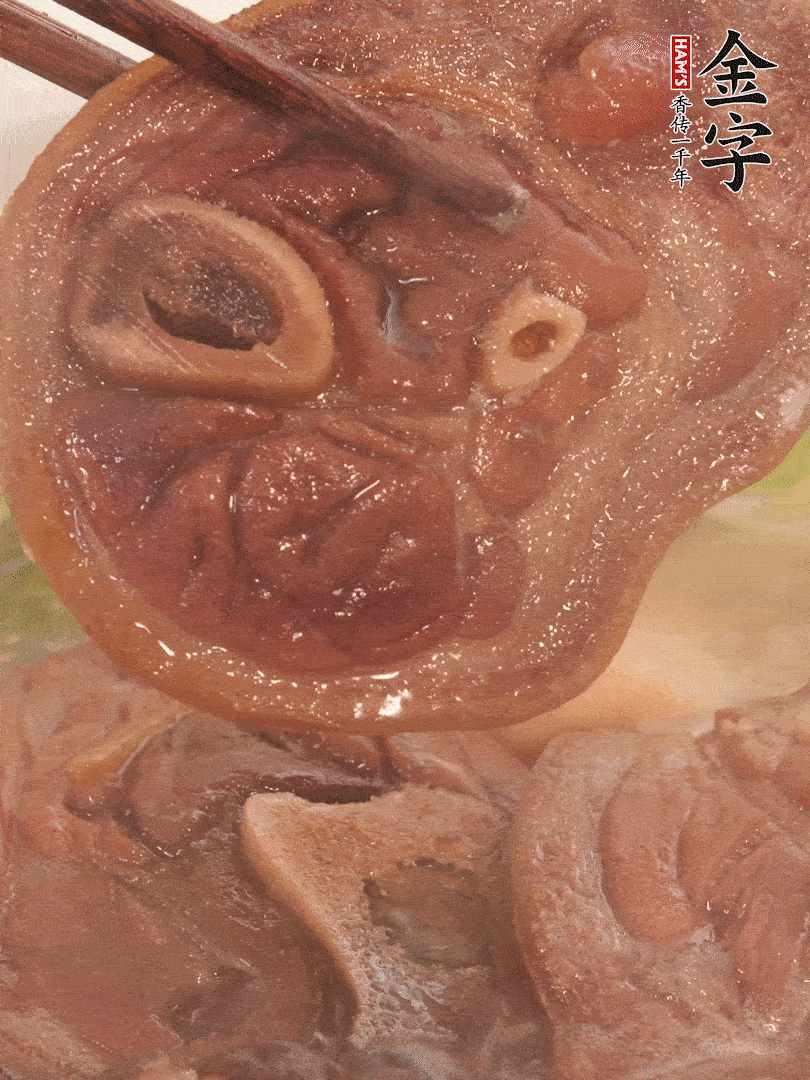 大火烧开后，调成小火焖煮30分钟，煮至莲藕软糯。