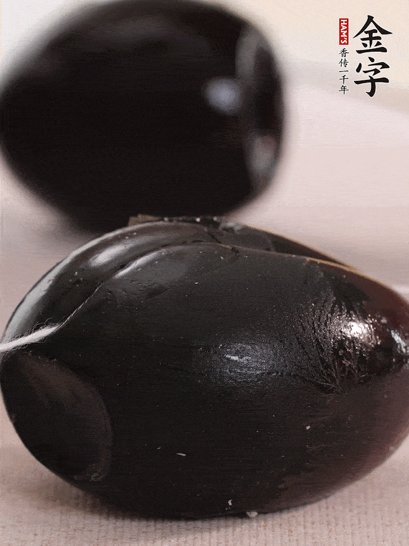 娃娃菜金针菇去跟洗净，皮蛋改刀。
