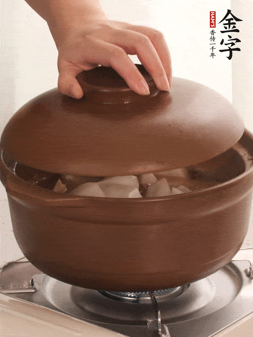 倒没过食材的热水，大火烧开。盖上盖子转中小火，炖15-20分钟。等萝卜煮到喜欢的软烂度就可以关火。