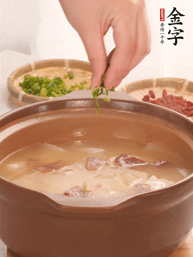 最后点缀点小葱花、枸杞，增色提味。