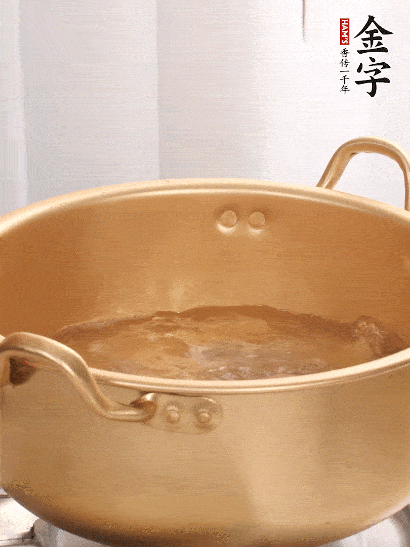 排骨加姜片、料酒，冷水下锅焯水，撇去浮沫。