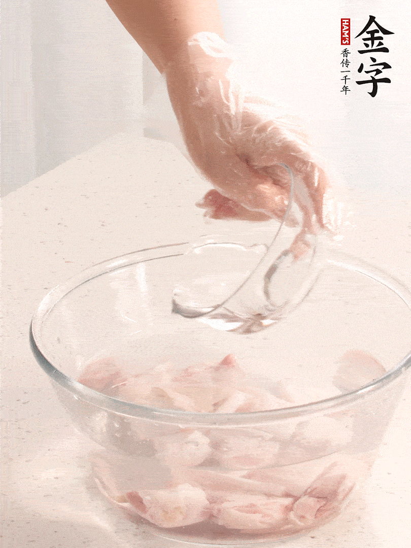 猪蹄除去杂毛、刮去油腻，斩成大块，冷水浸泡半小时出血水，冷水下锅，放入姜片、醋去腥，水烧开大约2分钟，捞出。（白醋能够让猪蹄更白净）