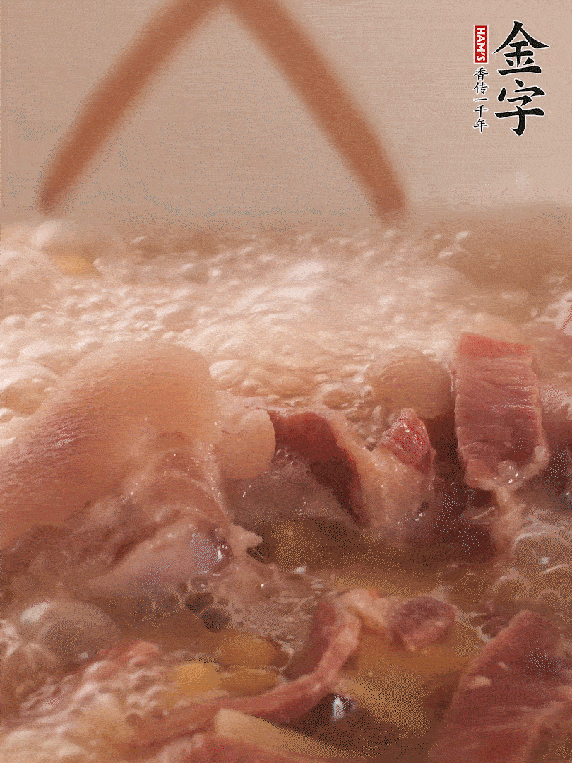 大火将水煮开后，盖上锅盖，转小火慢炖1个半小时。