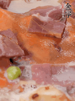 放适量料酒、清水煮到沸腾，再下蟹块焖煮8分钟。