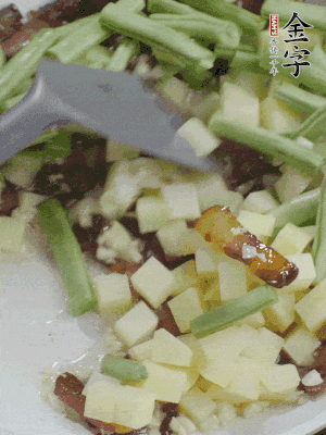 下蒜末、豆角、土豆块翻炒。