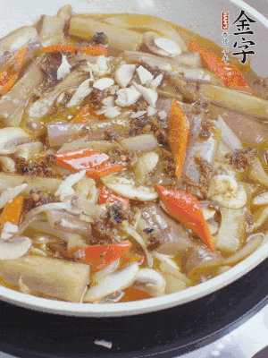 撒蒜末、香菜末。