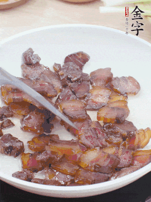 热锅少油，酱油肉煸出油脂，盛出。