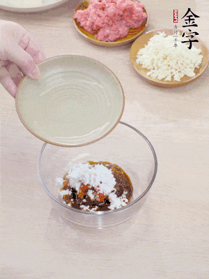热油起锅，五花肉煸出油脂，表面微微发黄。
