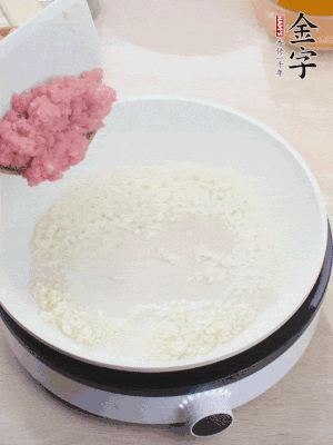 下火腿片、笋干均匀翻炒后，加2勺料酒、适量清水。
