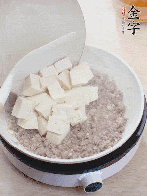 盖盖炖煮20分钟后，加腐皮，撒一点枸杞。