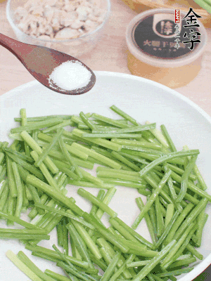 起锅热油，下韭菜苔炒至变色。加少许盐。