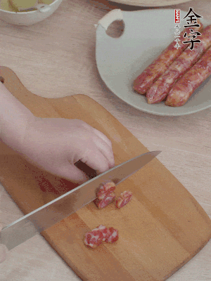 香肠切片。（圆片一点，不用很斜）