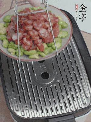 蚕豆铺底，香肠铺上，上锅蒸15分钟。