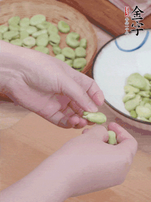 蚕豆剥壳，去掉豆衣，切碎。