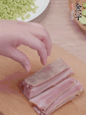 金字淡咸肉水煮15分钟，切小丁。