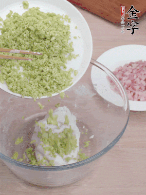 糯米粉边揉边加水，成团后揉进蚕豆、咸肉。