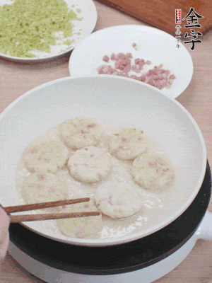 锅中凉油，慢煎至两面有脆壳。（油可以多一点）