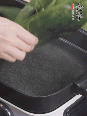 粽叶入沸水煮1分钟，翻面再煮1分钟，清洗干净加水浸泡。