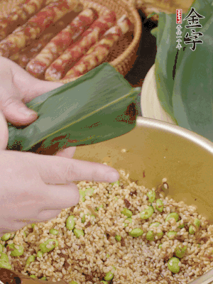 粽叶往下折，完全盖住，两侧捏紧。