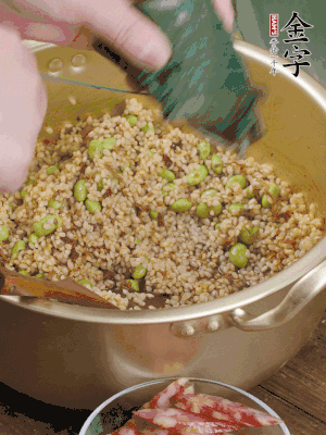 再附一张粽子，一齐向后折叠，线绳捆绑。