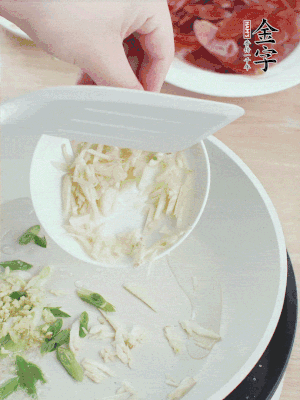 油4成热，下葱姜蒜、干辣椒、花椒煸出香味。