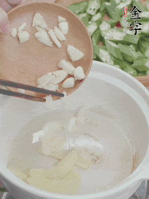 砂煲热油，姜蒜、辣椒煸香。