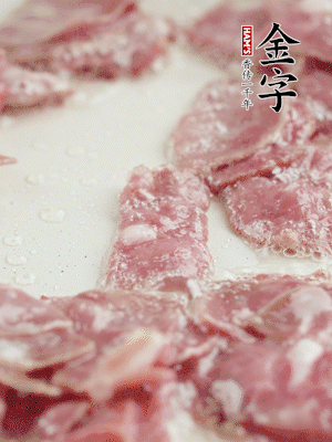 炒锅热油，下培根火腿煸炒。