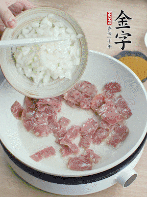 依次下洋葱、红菜椒、豌豆粒、玉米粒翻炒均匀。