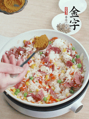 1勺咖喱粉、1/2勺盐，少许黑胡椒碎炒均。