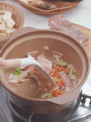砂锅中倒入油，放入姜片、葱段、咸肉、海米炒出香味。