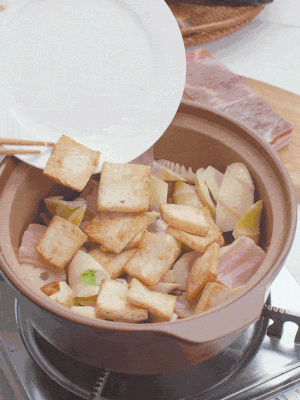 依次下春笋、豆腐，开水没过食材。