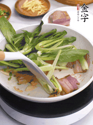下小青菜翻炒，菜梆子变软时，撒一点盐、鸡精调味。