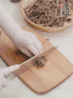 干茶树菇浸泡过夜，去老根焯水，挤干水份。