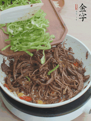 水分煸干，下青椒丝快炒1分钟。