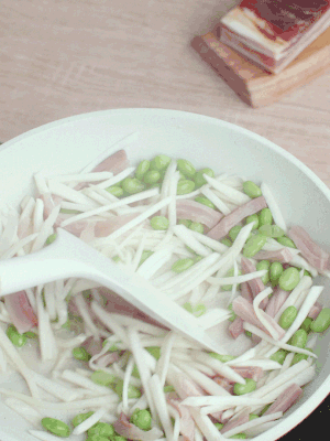 下茭白丝、青豆翻炒。
