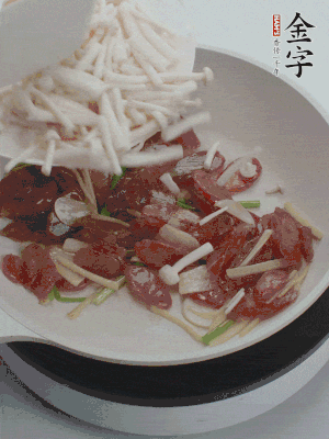 放白玉菇、青红辣椒、鸡蛋。