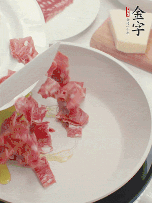 橄榄油煸香金字培根火腿。依次下豌豆、蝴蝶面、洋葱。