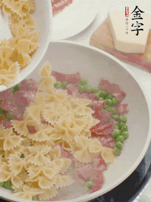 1小勺盐调味，混合一起炖煮一下。