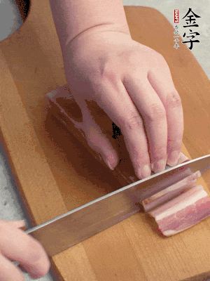 百合切去头尾，分开洗净;咸肉切薄片。