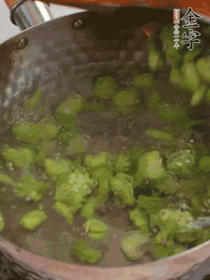 锅中水沸，放一撮盐，下蚕豆豆瓣焯3分钟，下百合，3秒捞出，一起捞出沥水。