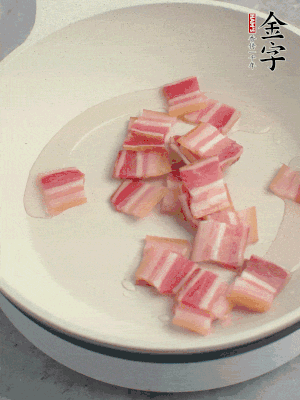 锅中少许油，金字淡咸肉煸香。