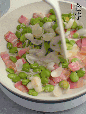 放蚕豆豆瓣、百合炒匀。