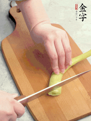 葱切段，姜切丝，辣椒斜切成块。