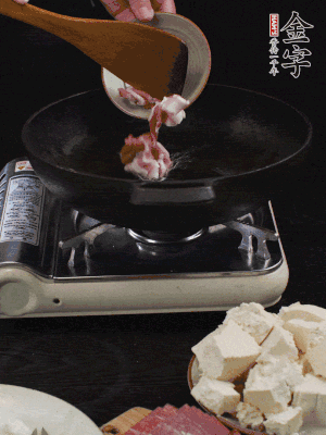 冷油润锅，下五花肉煸香。