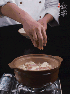 下虾仁干，煮5分钟。撒蒜叶，煮1分钟。