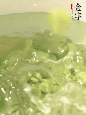 新鲜蚕豆热水焯水30秒，然后浸入凉水。
