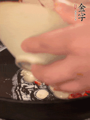 猪油润锅，下辣椒、大蒜、火腿片煸香。