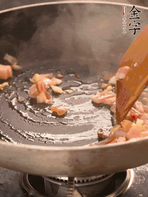 热油爆香大蒜粒，煸香咸肉丁，淋一勺黄酒调味。